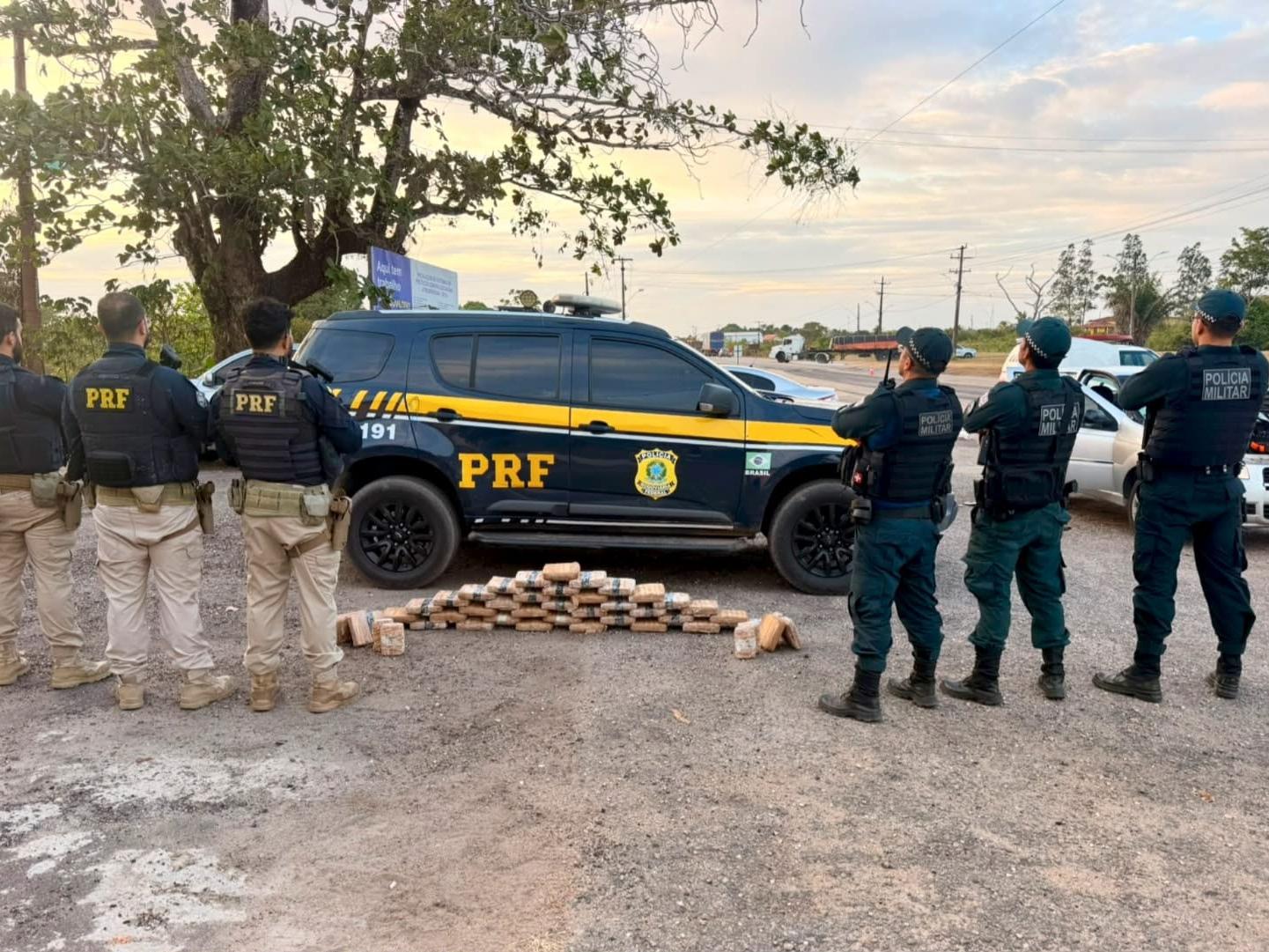 A Polícia Rodoviária Federal, com o apoio da Polícia Militar, apreendeu 44 tabletes de entorpecentes durante uma ação de fiscalização em Capanema, no nordeste do Pará