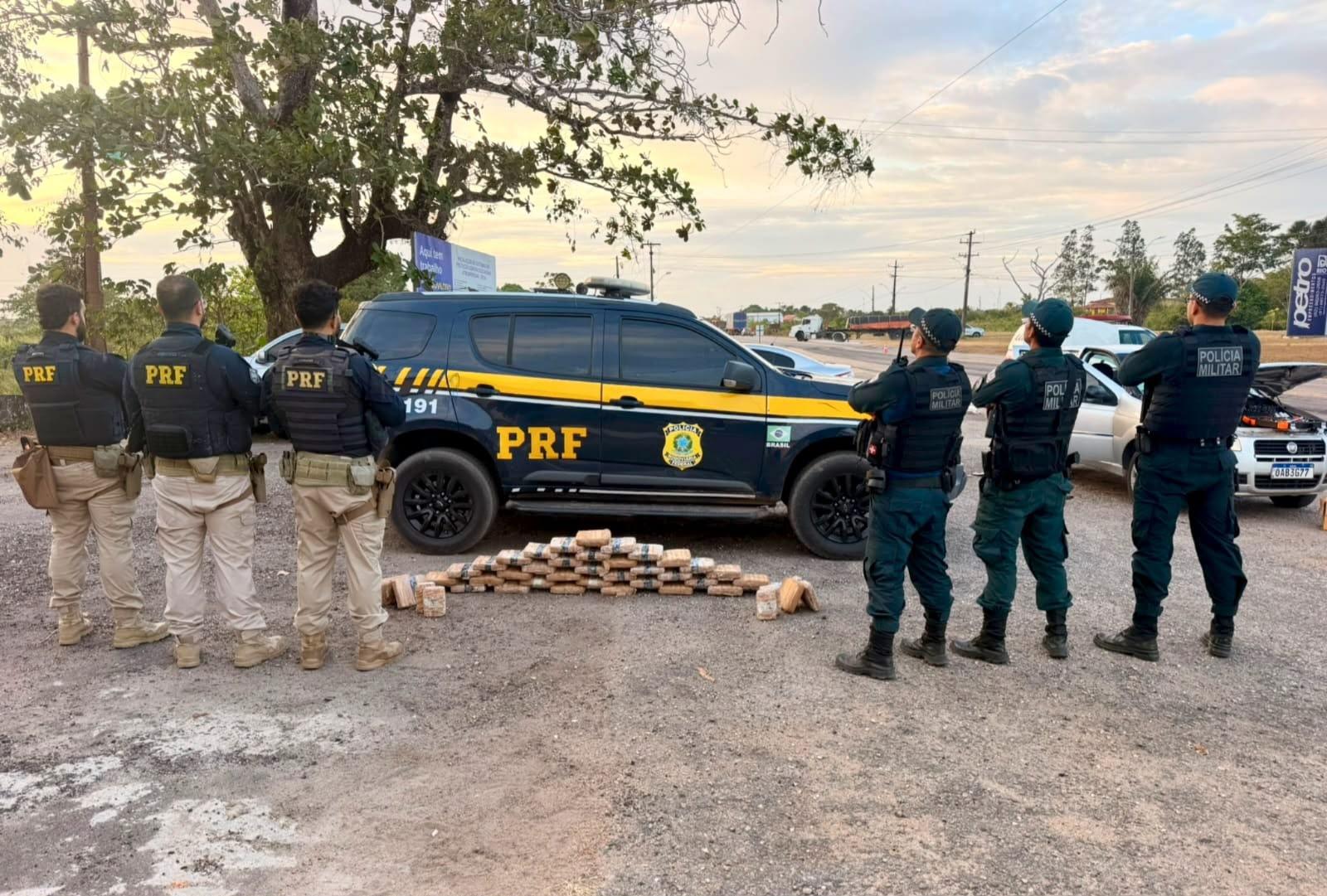 A Polícia Rodoviária Federal, com o apoio da Polícia Militar, apreendeu 44 tabletes de entorpecentes durante uma ação de fiscalização em Capanema, no nordeste do Pará
