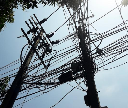Além de configurar crime, o furto de energia pode provocar sobrecarga na rede elétrica, oscilações no fornecimento e aquecimento de fios, aumentando o risco de incêndios