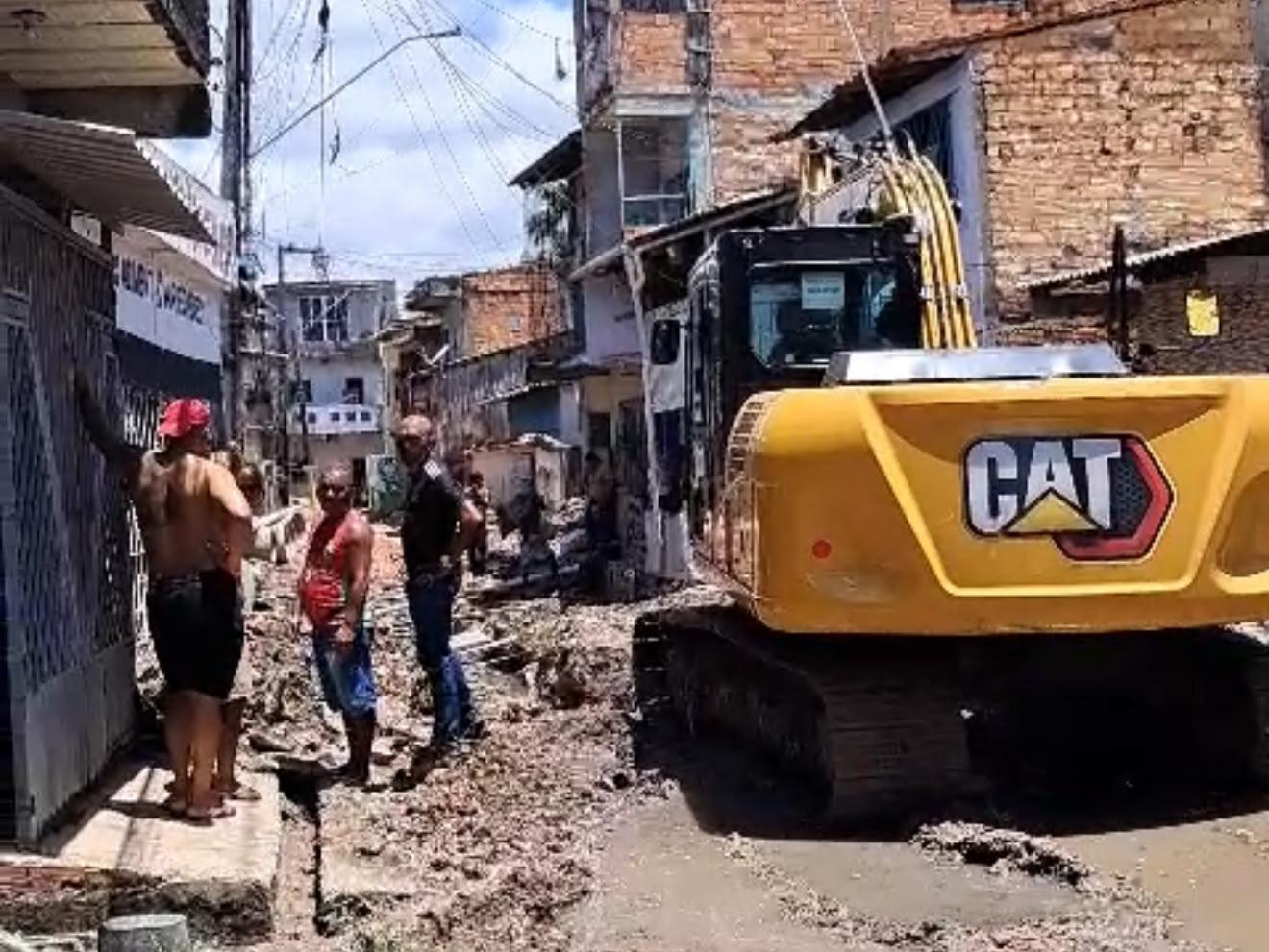 Moradores do Guamá protestam contra falta de água e saneamento, em Belém.