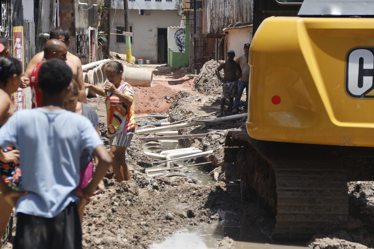 Moradores do Guamá protestam contra falta de água e saneamento, em Belém.