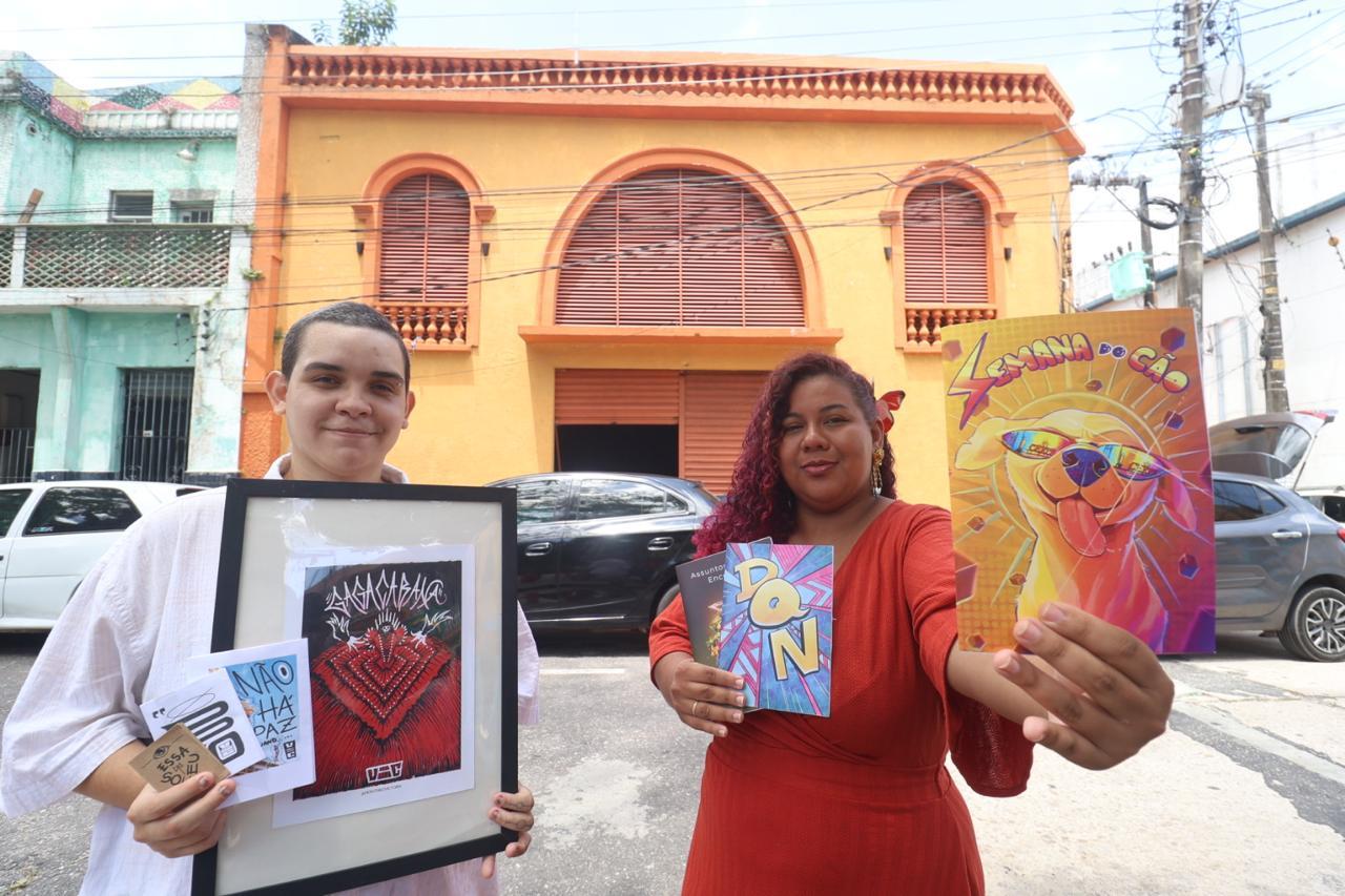 Artistas independentes, Mandy Modesto e Victória Monteiro participam da Jenipapo Feira de Arte Gráfica, que reúne mais de 50 expositores em edição especial de Círio