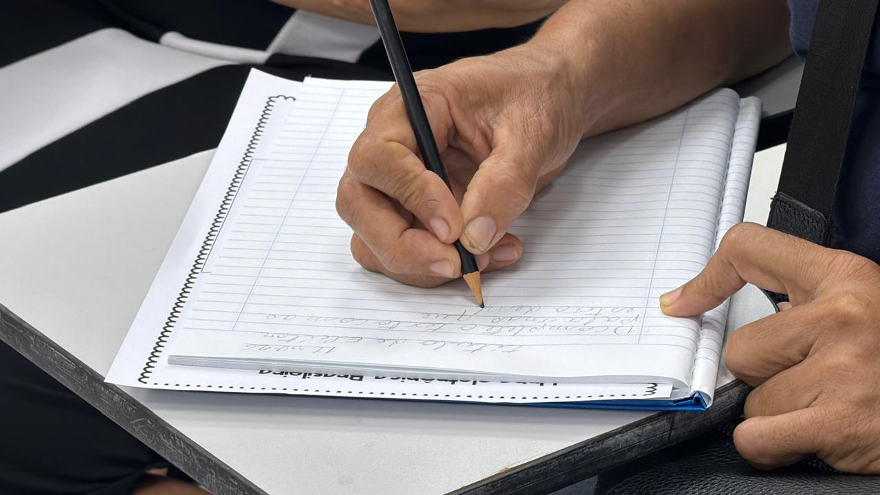 Educadores ajudam jovens e adultos a superar barreiras com o poder da educação.