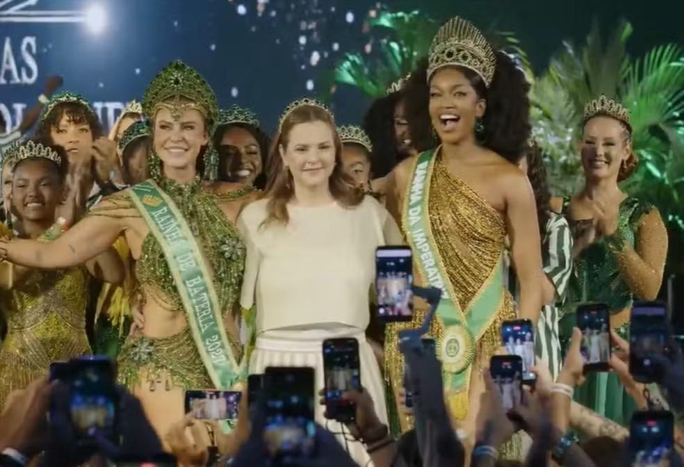 Paolla Oliveira é coroada rainha de bateria da Imperatriz Leopoldinense.