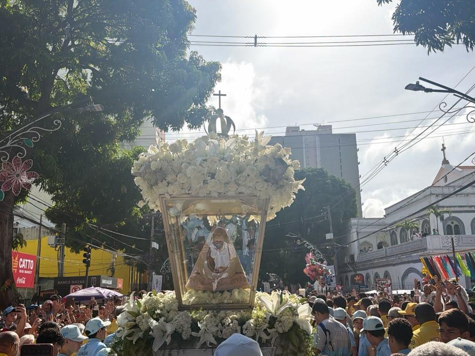 Crianças rendem homenagem à santa padroeira dos paraenses em Belém
