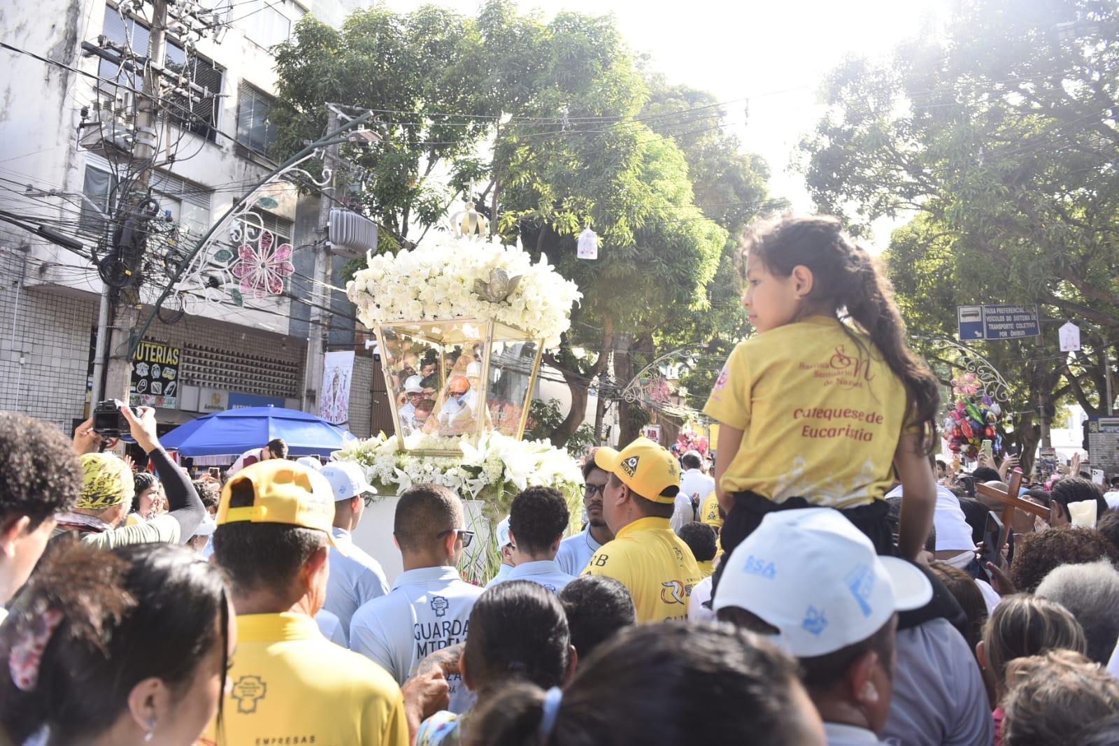 Crianças rendem homenagem à santa padroeira dos paraenses em Belém
