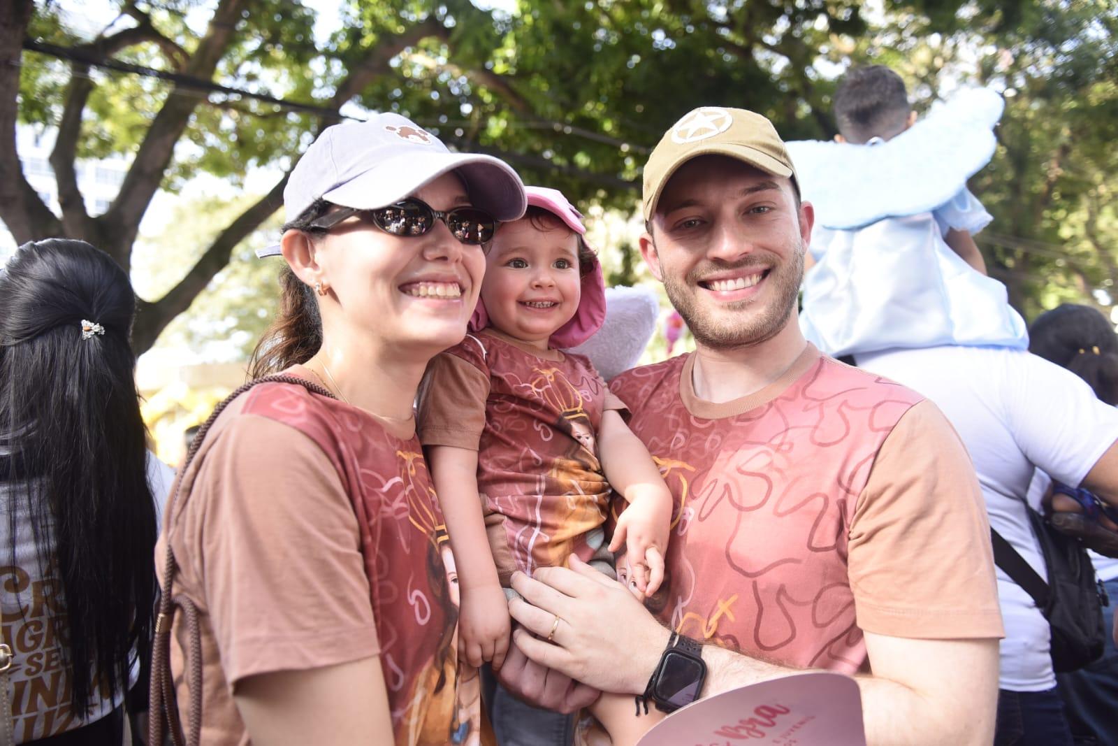 Gabriela, Elizabeth e Arthur e o bebê da família participam da Romaria das Crianças
