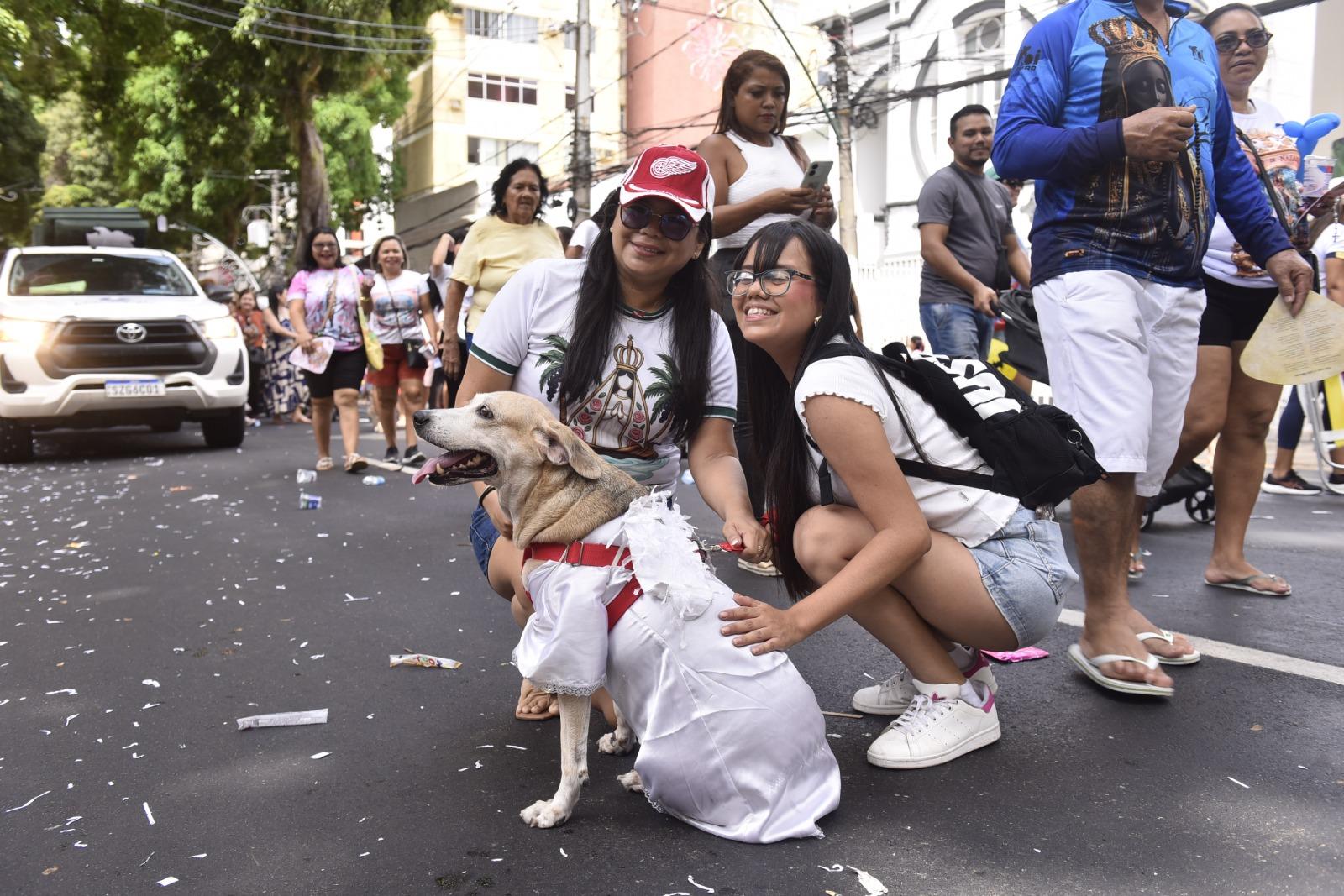 Na 34ª Romaria das Crianças, a cachorra Lola acompanhou a tutora Bianca Chaves em caminhada de fé e pedido de cura