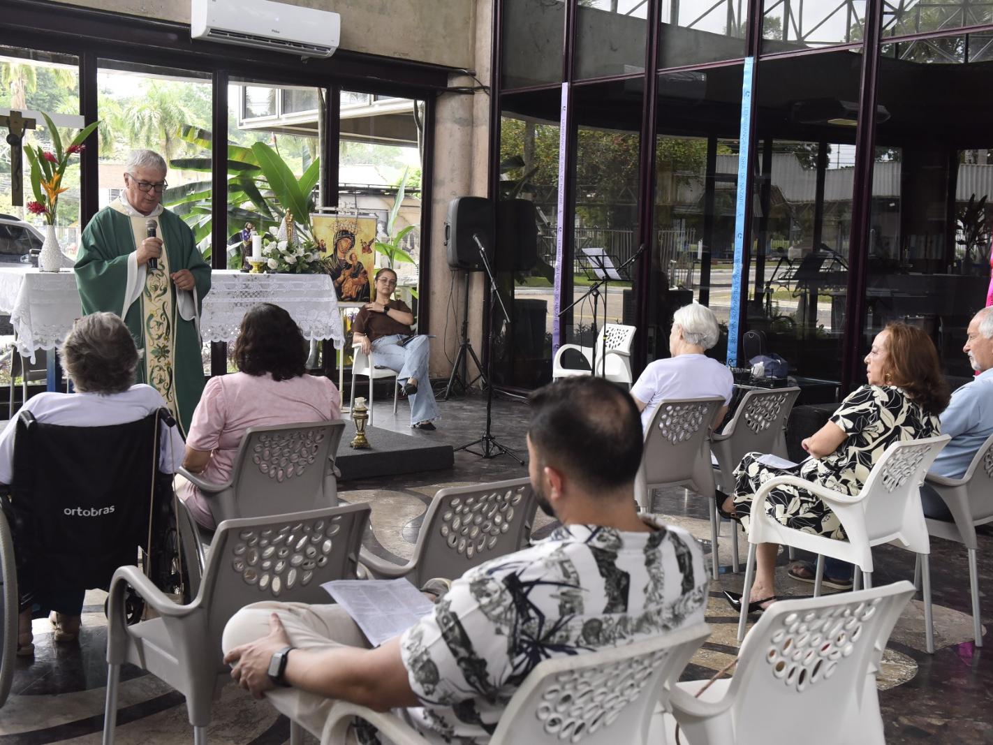 A Santa Missa é celebrada no Grupo Liberal às 11h de domingo