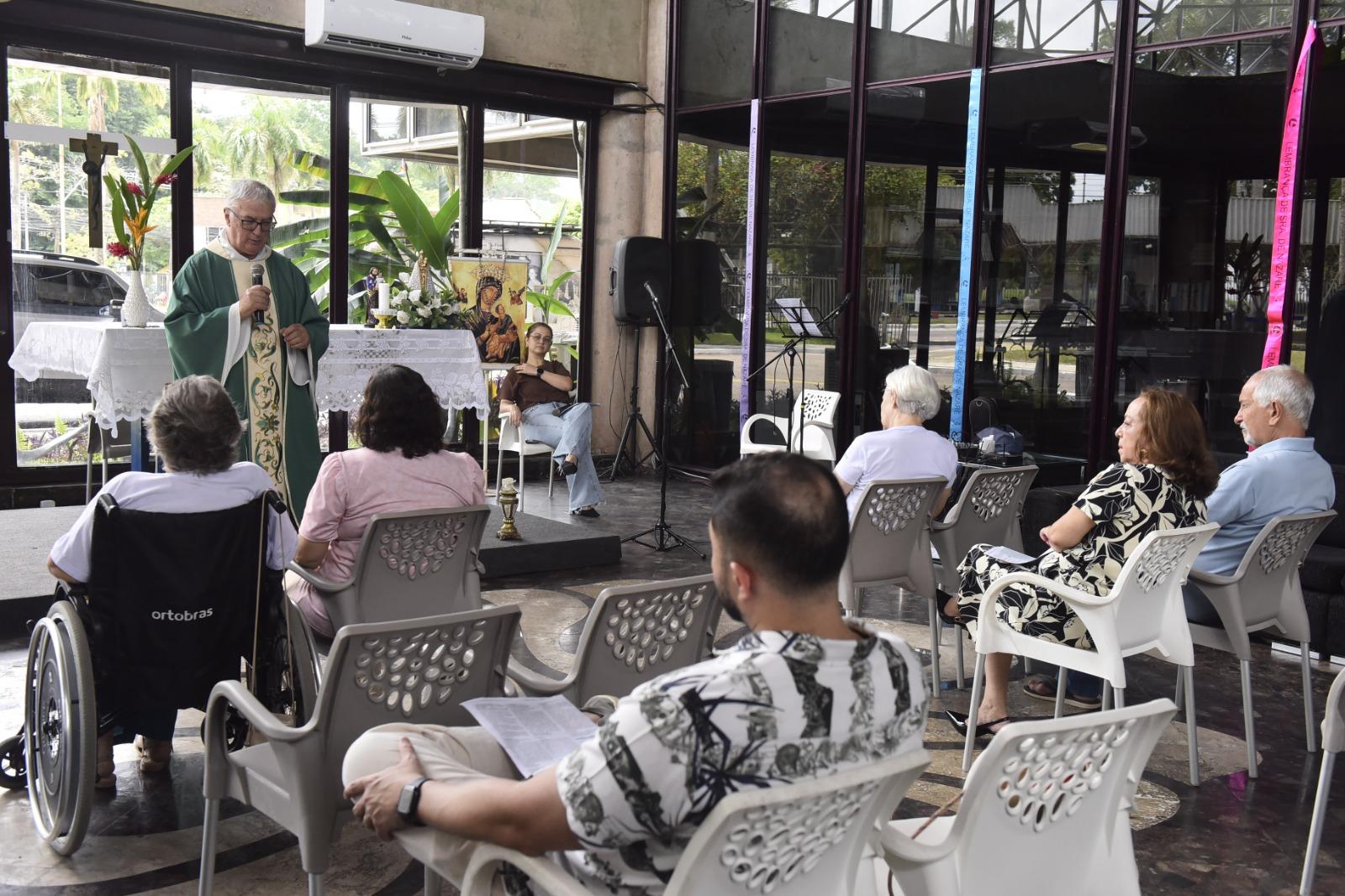 A Santa Missa é celebrada no Grupo Liberal às 11h de domingo
