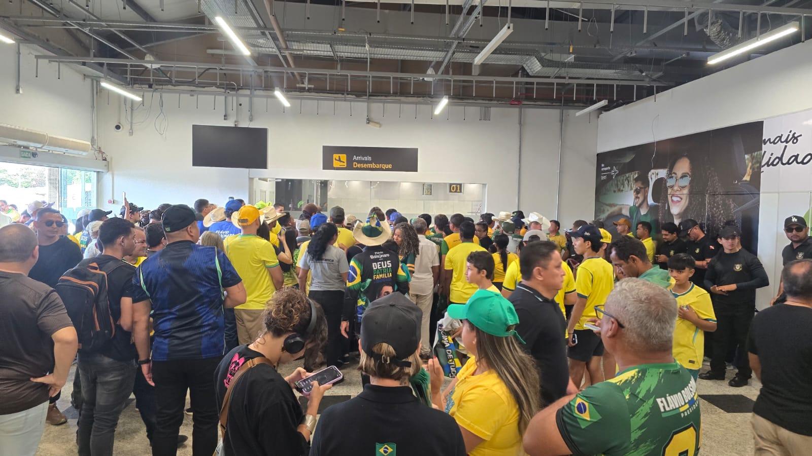 Apoiadores aguardam, no aeroporto de Marabá,a chegada do senador e candidato à Presidência da República Flávio Bolsonaro (PL), prevista para as 9h desta segunda-feira (19)