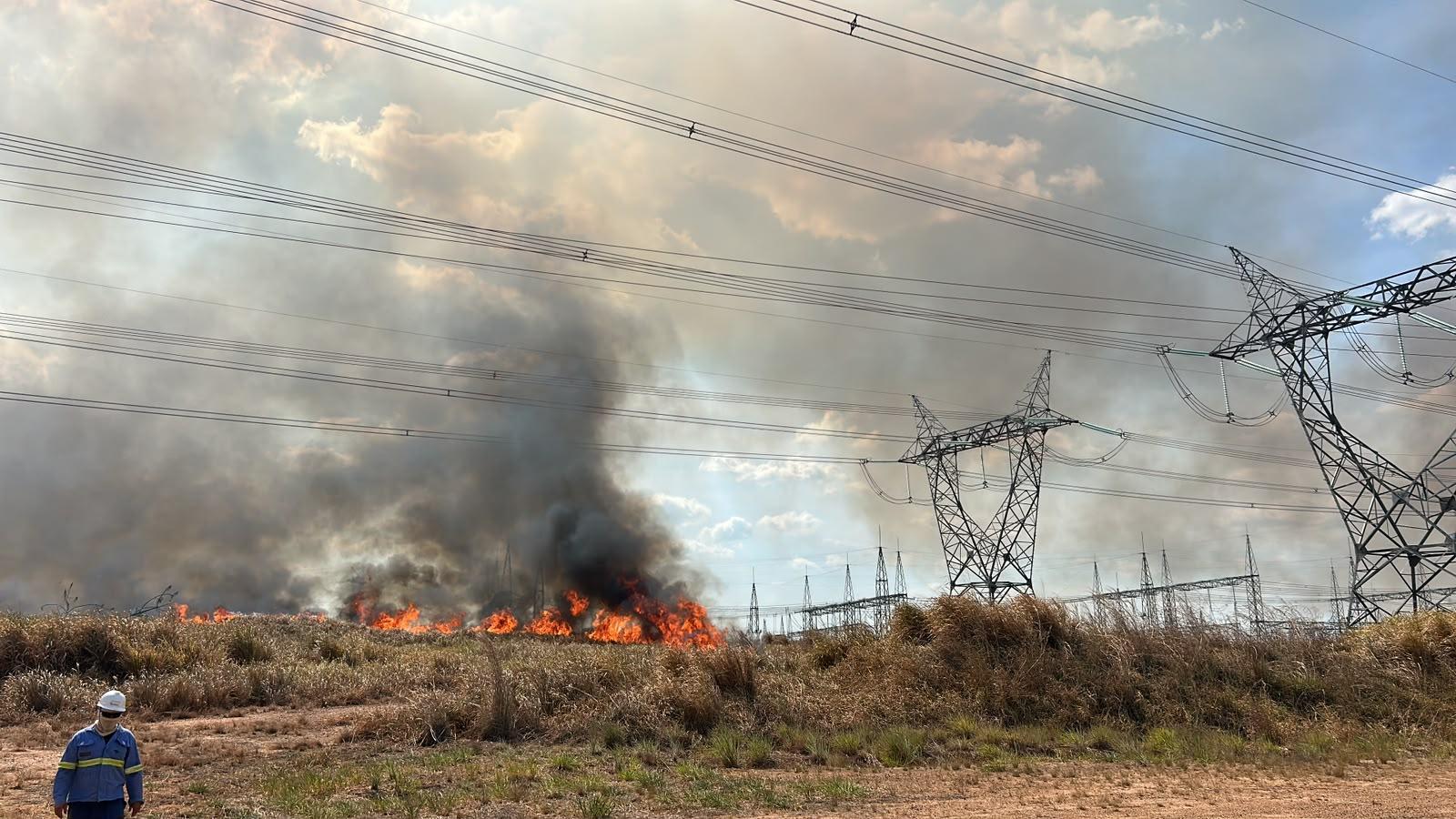 O fogo pode comprometer a rede elétrica, provocar interrupções no serviço e colocar vidas em risco