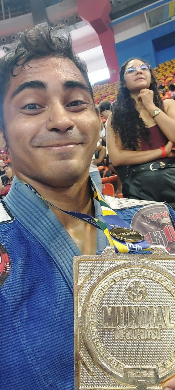Hayko Donafa com sua medalha de campeão mundial (Arquivo pessoal)