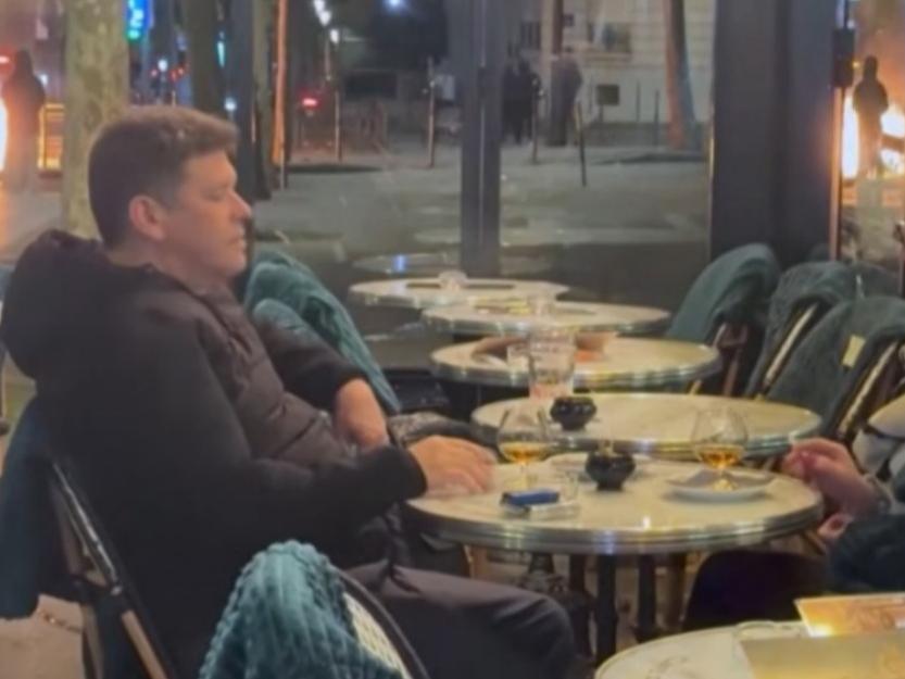 Casal toma drinque tranquilamente durante protestos em Paris e vídeo viraliza