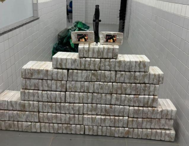 A imagem em destaque mostra a droga apreendida pela Polícia Militar.