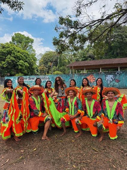 Anitta tomou banho de cheiro, dançou carimbó e rock doido e visitou uma comunidade produtora de menta amazônica nesta segunda-feira (19)