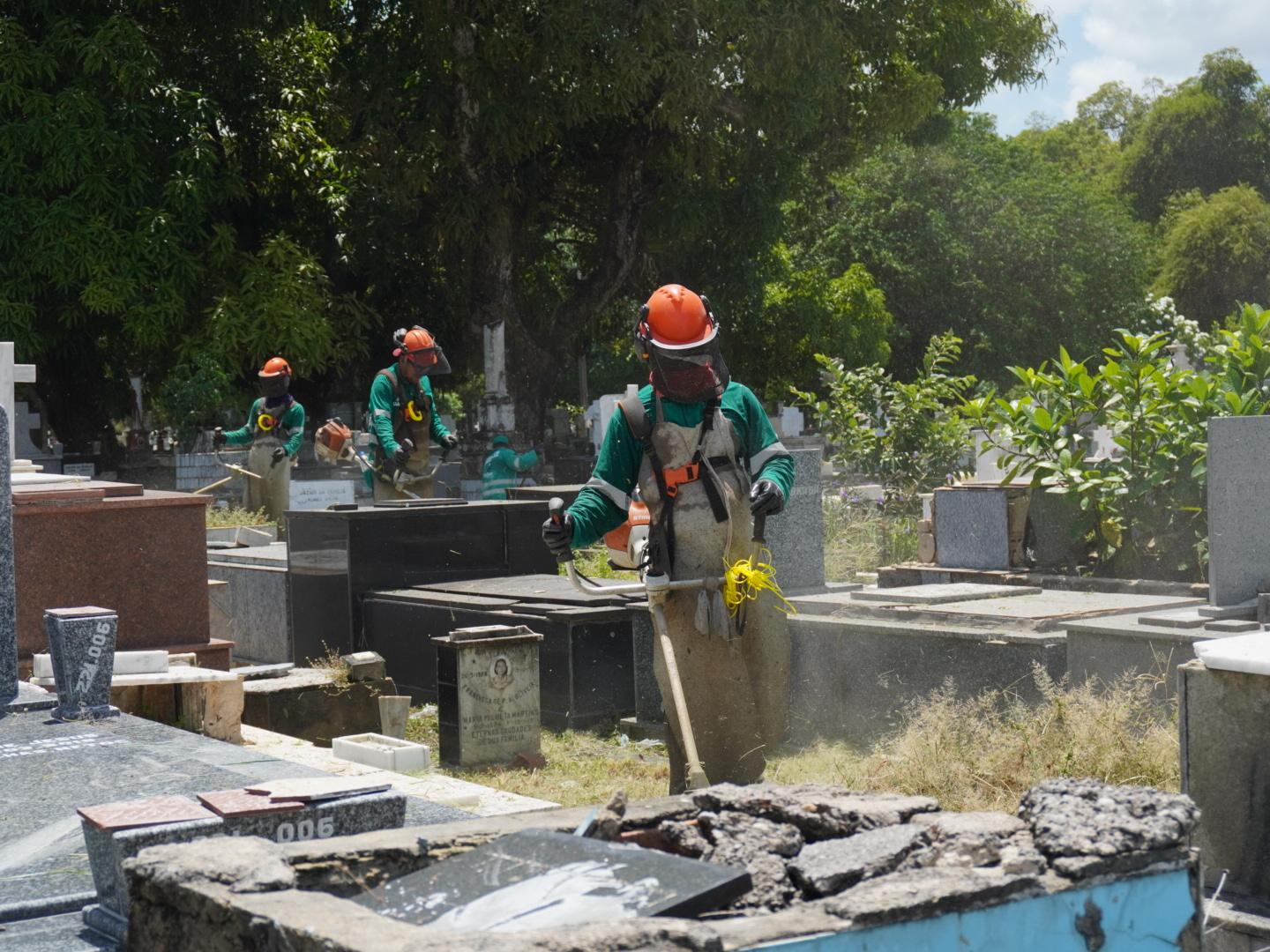 Equipes da Sezel limpam os cemitérios de Belém para receber milhares de pessoas no Dia de Finados.