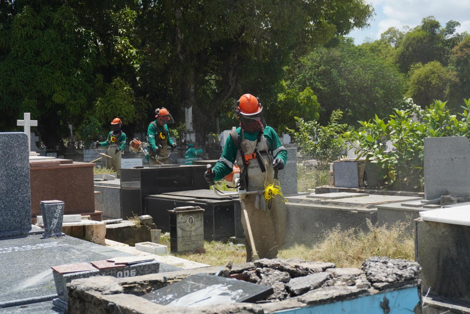 Equipes da Sezel limpam os cemitérios de Belém para receber milhares de pessoas no Dia de Finados.