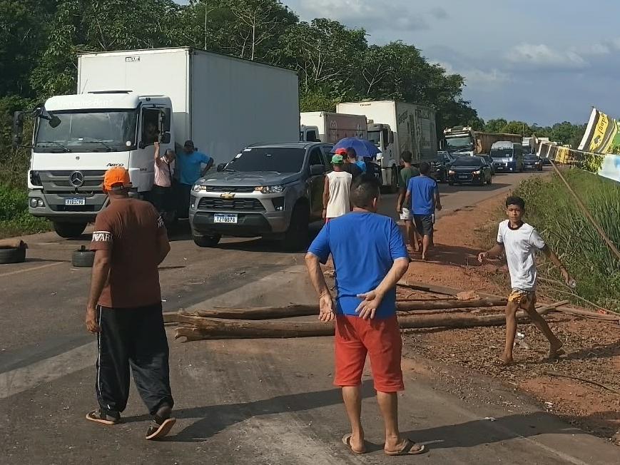 Protesto interditou a rodovia na PA-151 para conseguir leito para morador de Igarapé-Miri, que está internado na UPA de Icoaraci, em Belém.