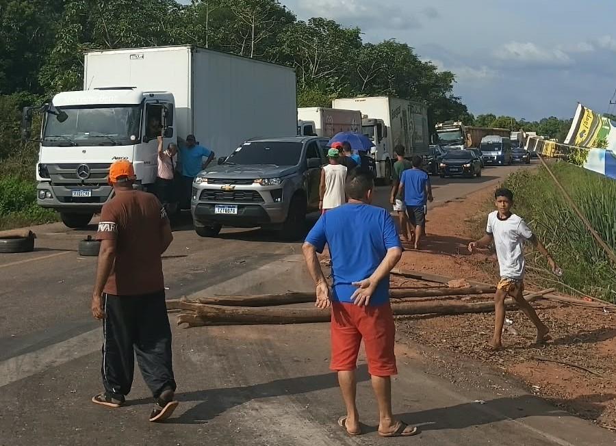 Protesto interditou a rodovia na PA-151 para conseguir leito para morador de Igarapé-Miri, que está internado na UPA de Icoaraci, em Belém.