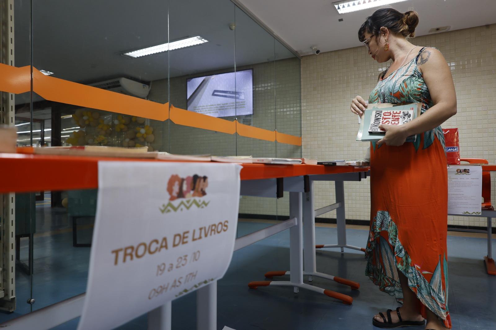 A imagem em destaque mostra o espaço de troca de livros durante a Semana do Livro e da Biblioteca 2026.