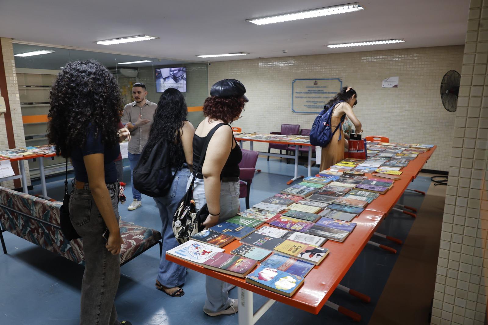 A imagem em destaque mostra a movimentação na Biblioteca Central da Universidade Federal do Pará (UFPA) durante a troca de livros na manhã desta terça-feira (20/10).