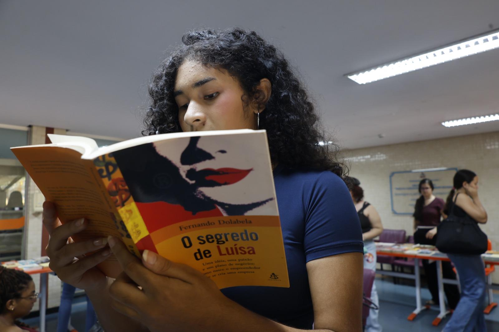 A imagem em destaque mostra Dyellem Gomes, 18 anos, acadêmica de Pedagogia.