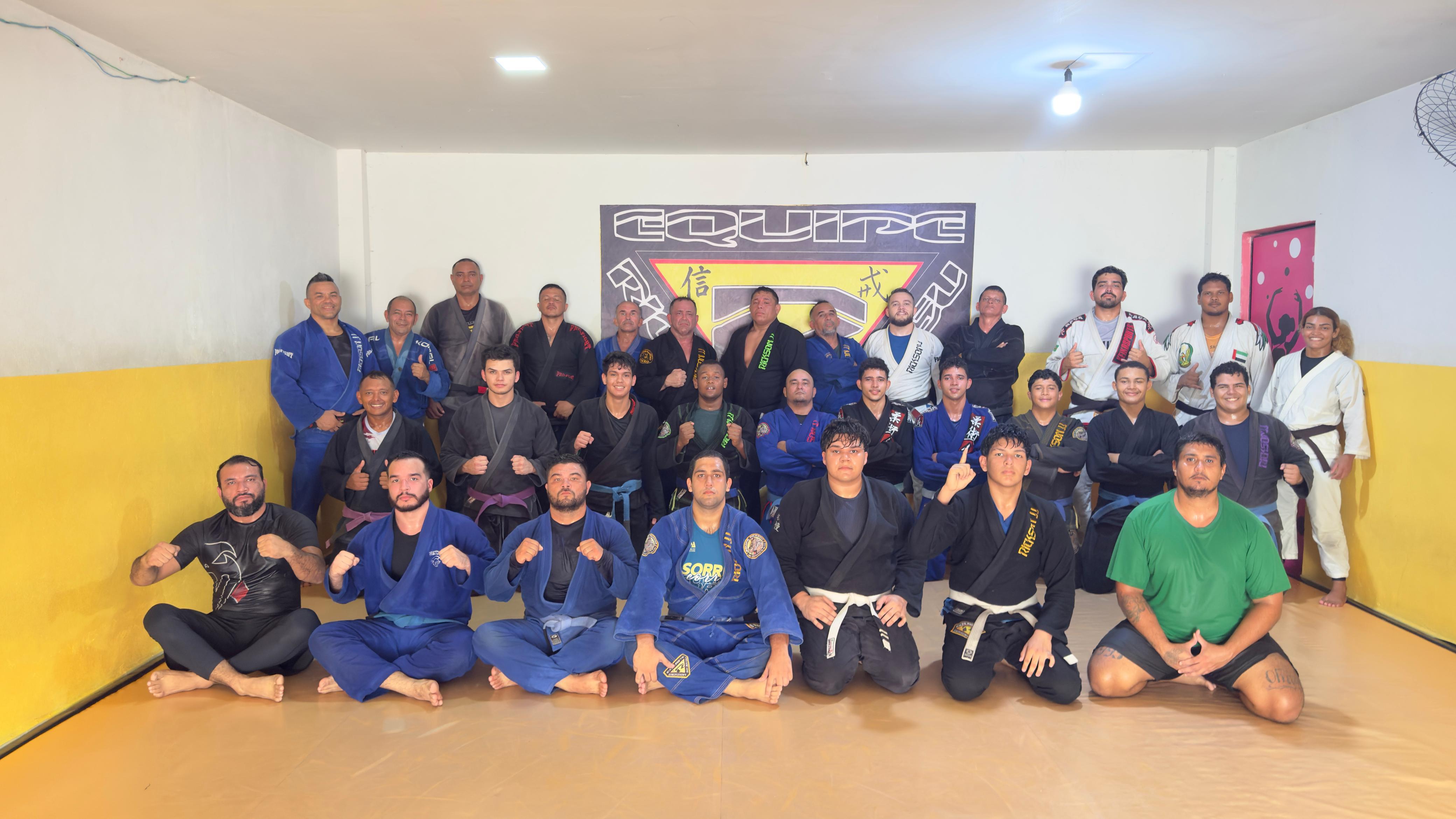 Parte dos atletas da Equipe Rickson (Divulgação / Equipe Rickson)