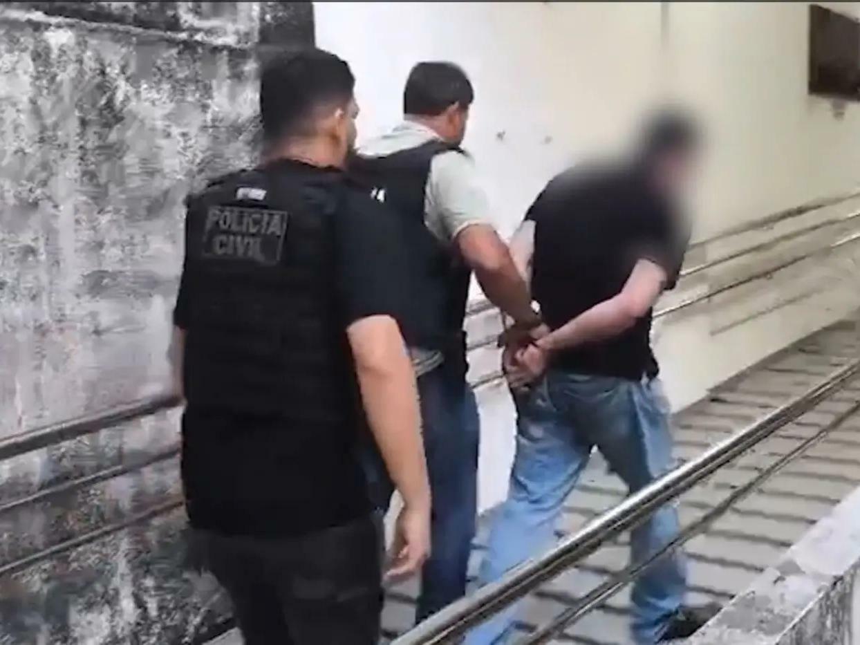 O advogado Danilo Brasil Lopes é preso por policiais civis em flagrante após tentar matar a ex-mulher com várias facadas.