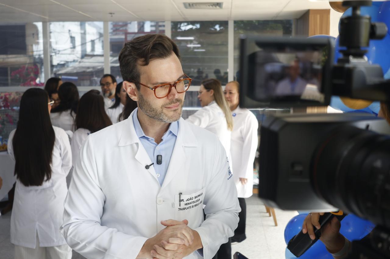 O médico hematologista João Saraiva explica sobre o transplante autólogo.