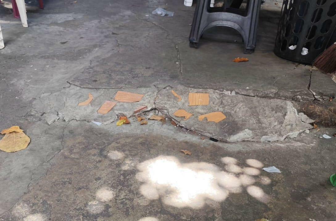 Pedestres e vendedores autônomos denunciam as condições precárias da calçada localizada no cruzamento da travessa Mauriti com a avenida Almirante Barroso, no bairro do Marco, em Belém