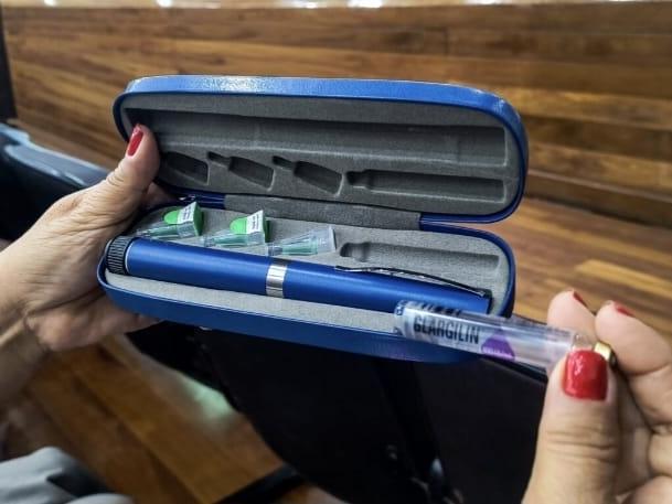A apresentação em canetas aplicadoras também pode facilitar o manuseio e a administração, trazendo mais praticidade à rotina dos pacientes