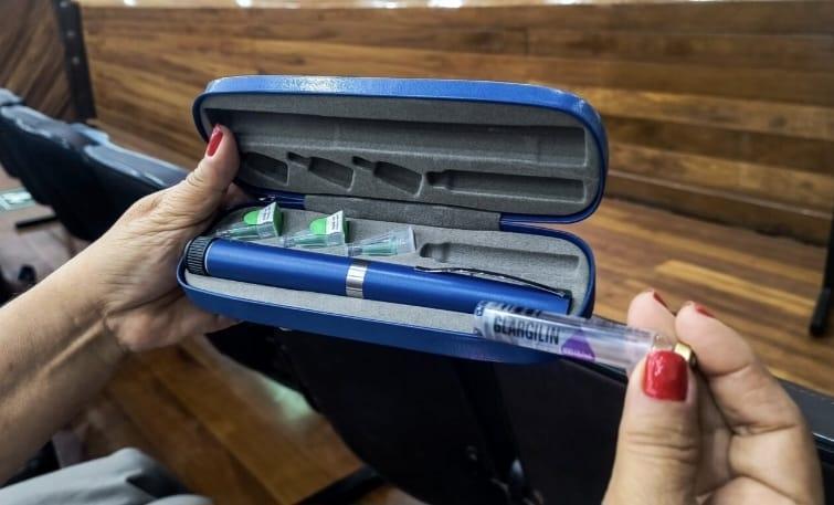 A apresentação em canetas aplicadoras também pode facilitar o manuseio e a administração, trazendo mais praticidade à rotina dos pacientes