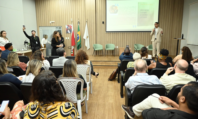 Programação prestou homenagem à professora Zélia Amador de Deus, reconhecida pela atuação na luta antirracista