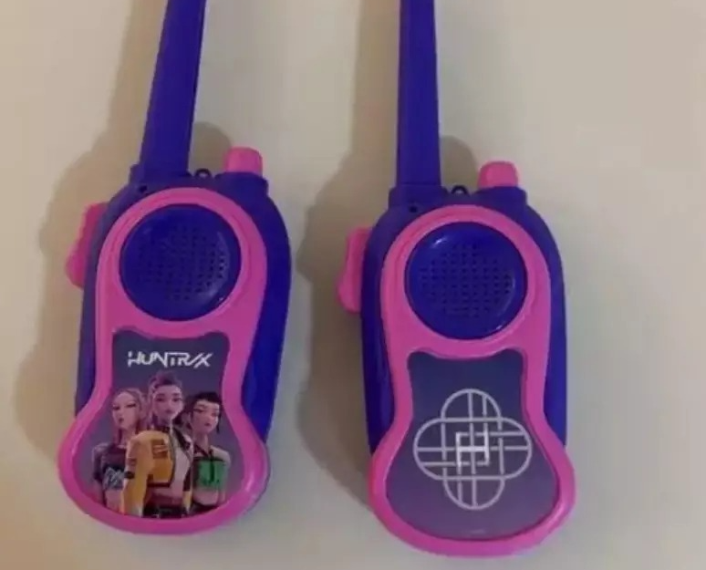 Homem tenta falar com criança de 4 anos por walkie-talkie de brinquedo
