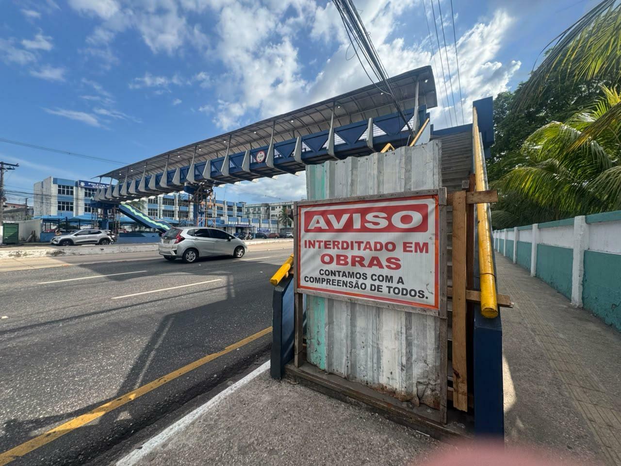 Interdição de passarela aumenta riscos para pedestres na Avenida Almirante Barroso