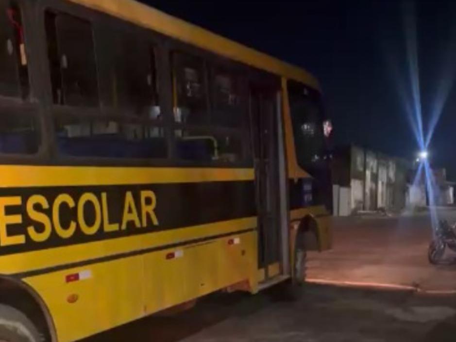 A foto mostra o coletivo envolvido no acidente fatal.