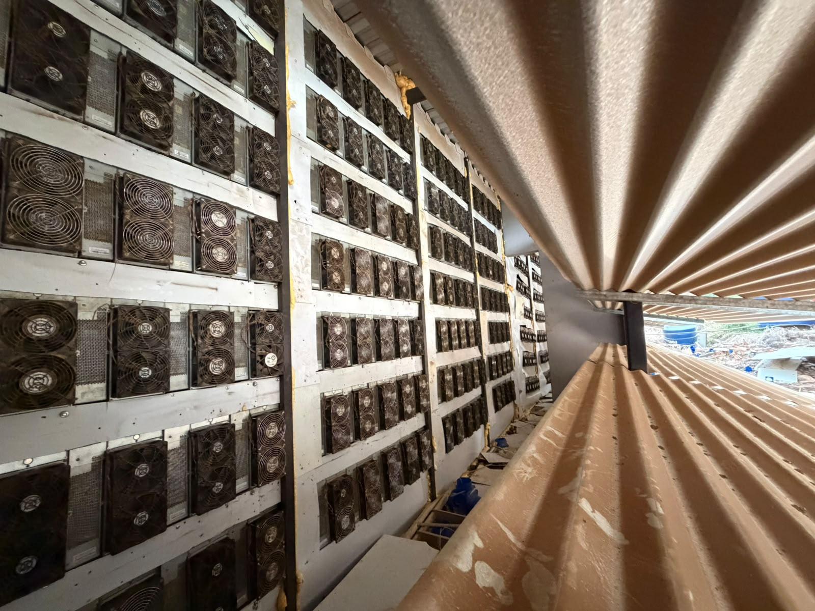 A imagem em destaque mostra a estrutura utilizada para a mineração de criptomoedas, que foi identificada durante a operação.