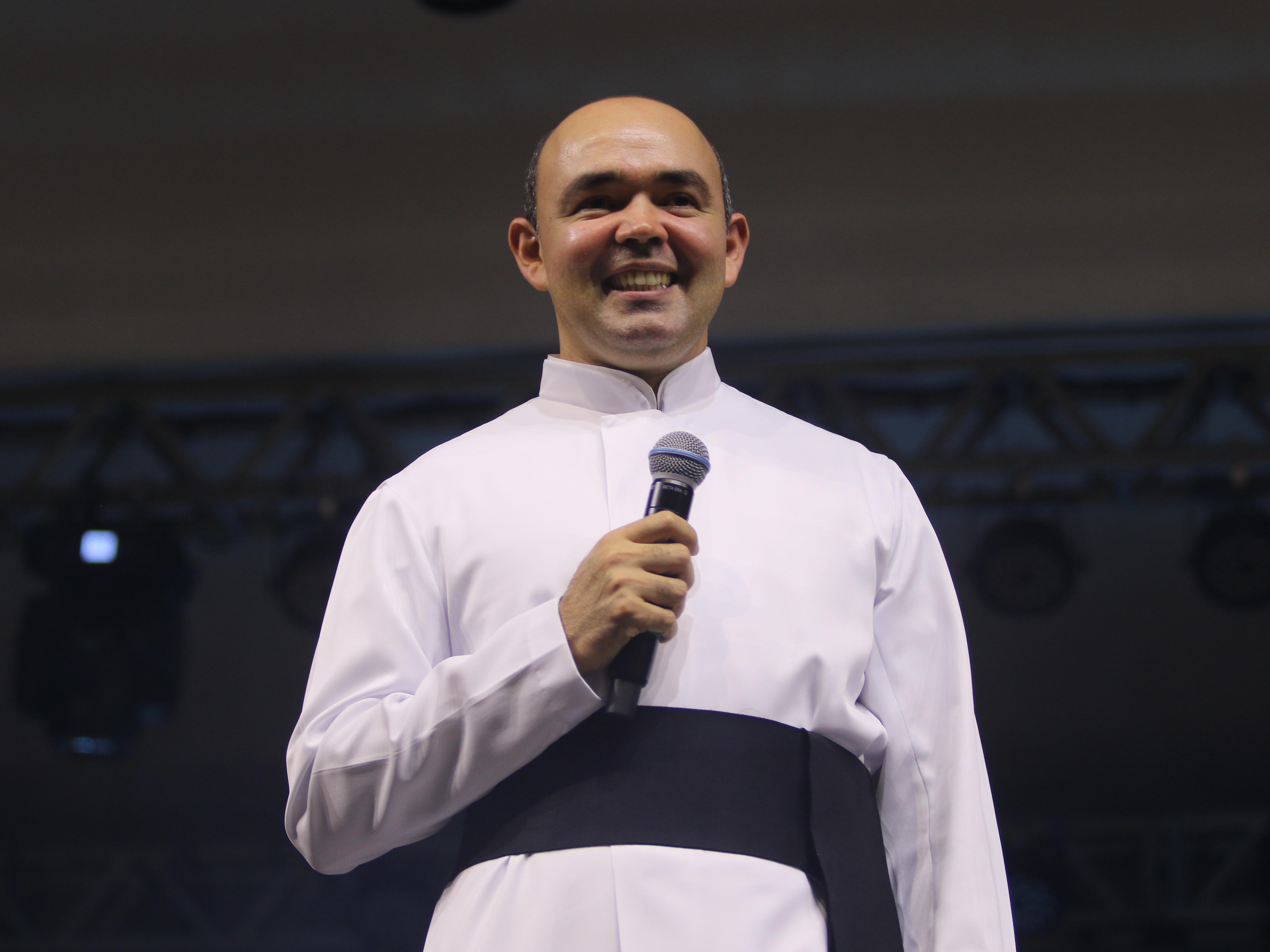 Padre Cavalcante apresenta a canção "Círio em Belém" no encerramento do Círio Musical