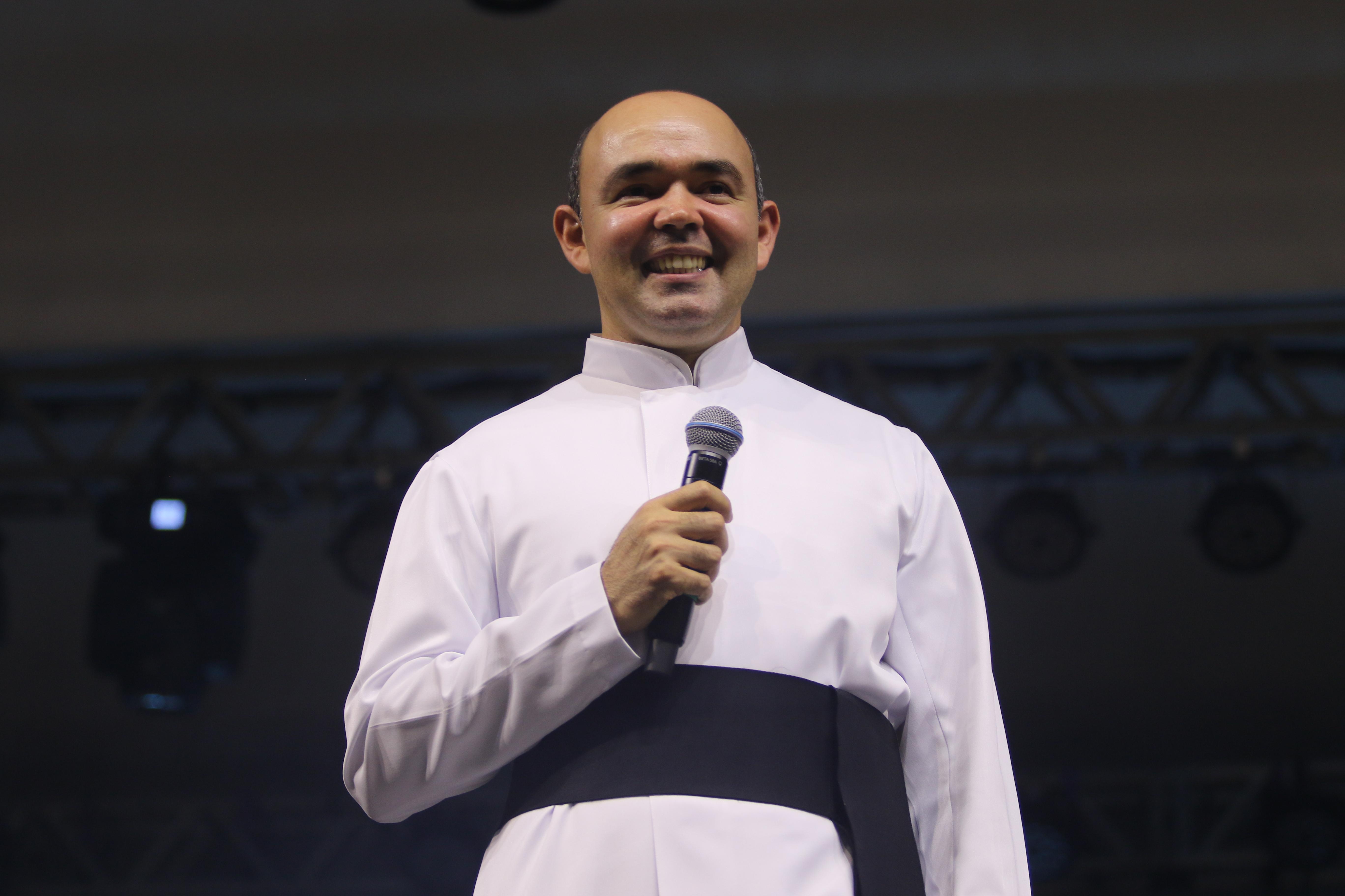 Padre Cavalcante apresenta a canção "Círio em Belém" no encerramento do Círio Musical