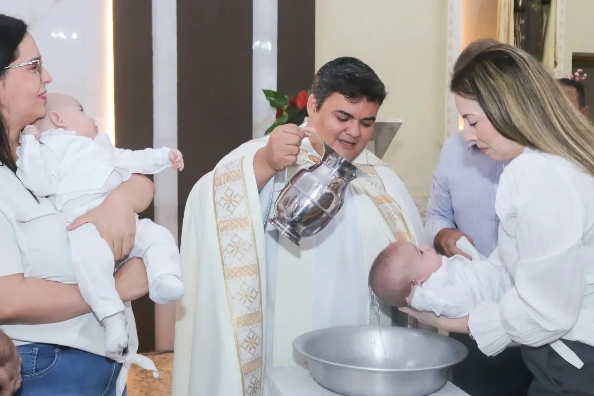 Família confunde gêmeos e padre batiza o mesmo bebê duas vezes