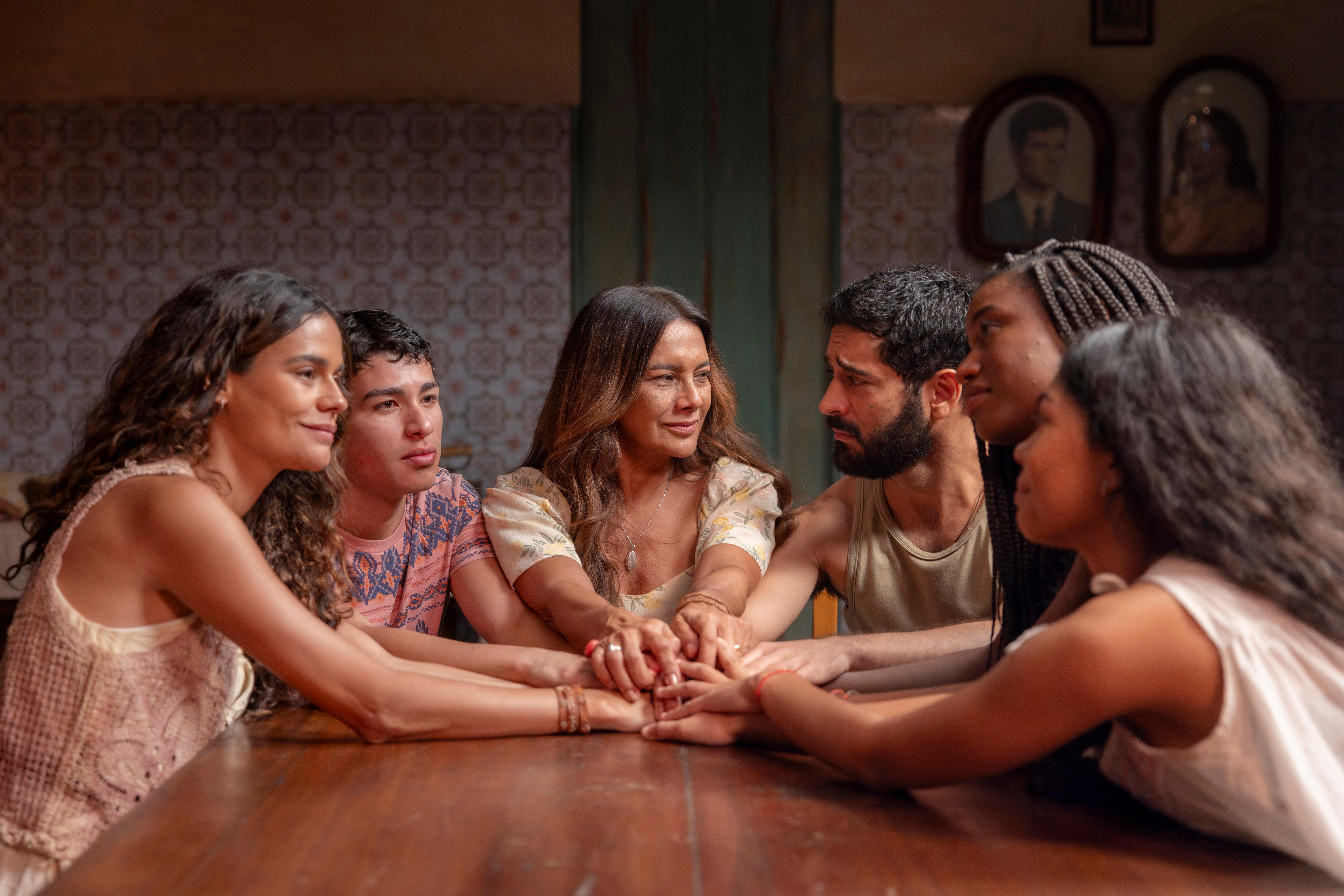 Personagem de Dira Paes retrata a força da mãe solo brasileira e o resgate da própria história