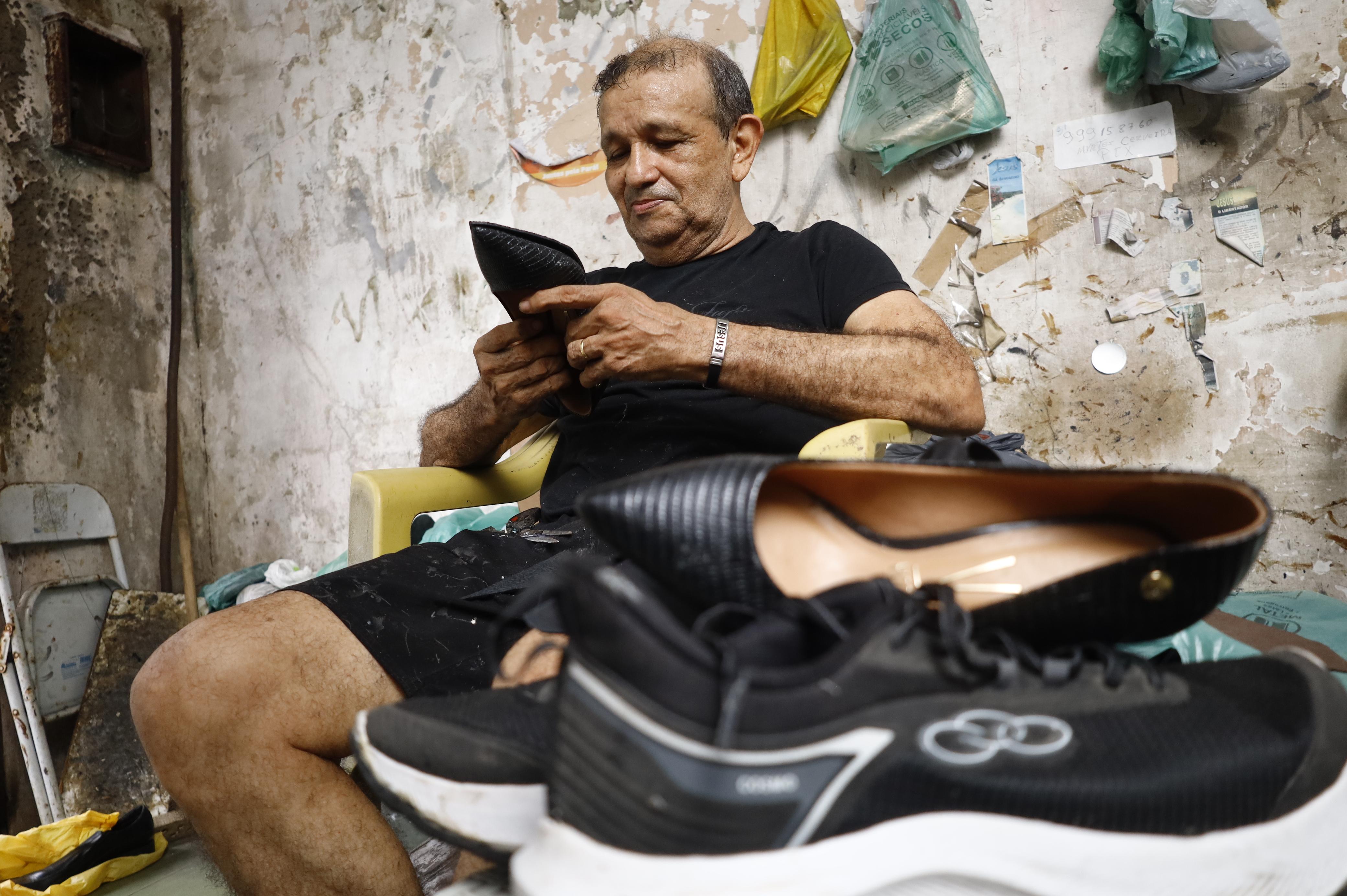 Ocival Wanzeler de Souza, 67, sapateiro há mais de quatro décadas