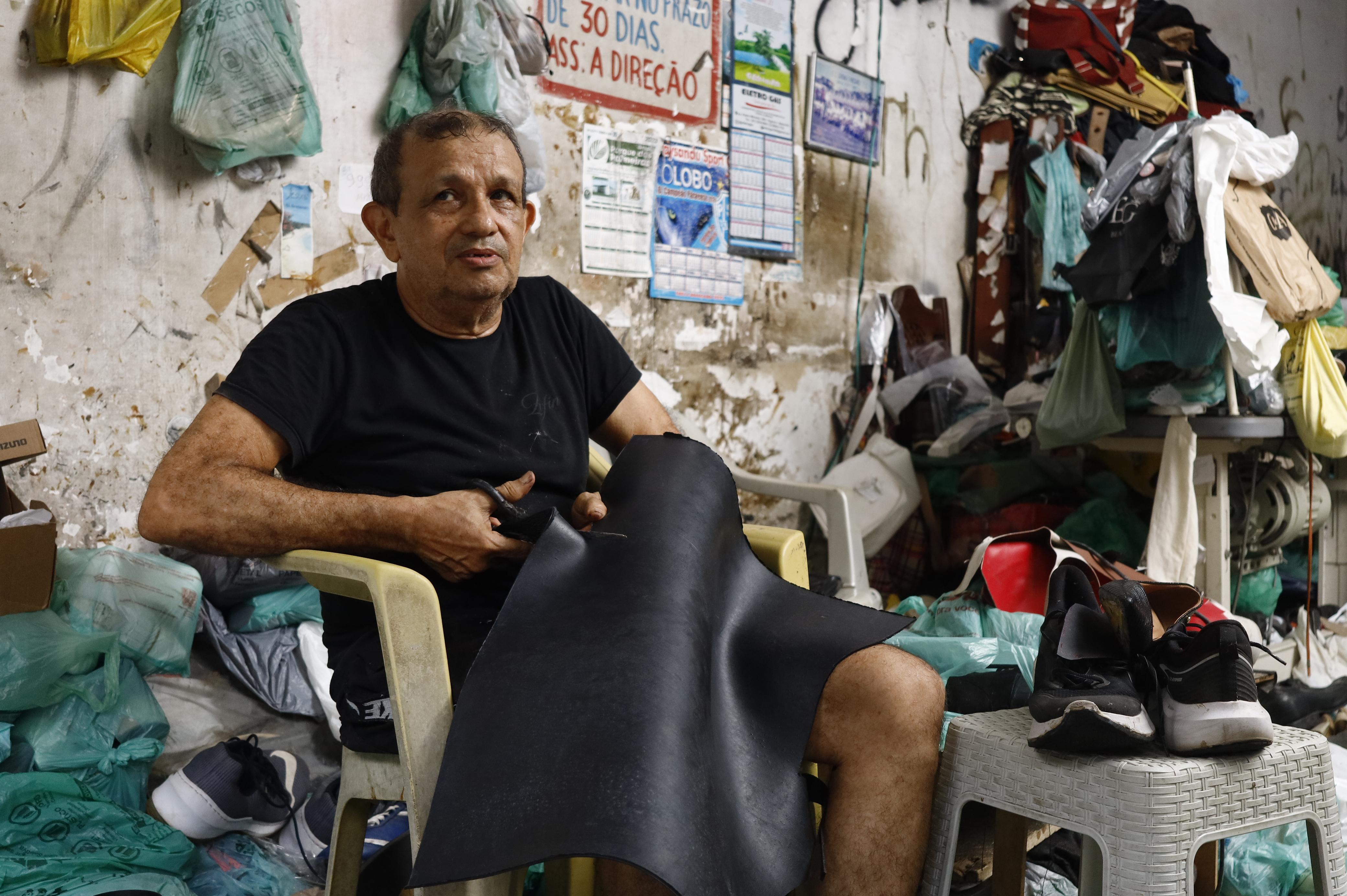 Ao longo dos anos, Ocival aprendeu a modificar procedimentos, principalmente na recuperação de solados e nos acabamentos dos calçados