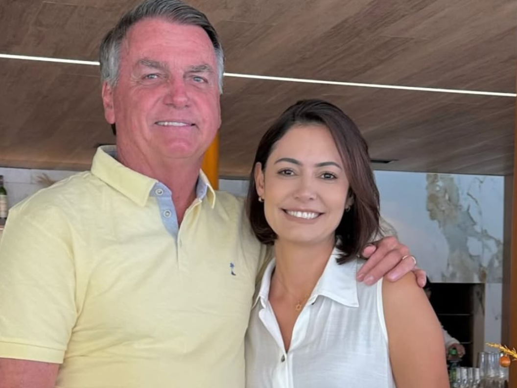 Bolsonaro aparece de tornozeleira em nova publicação de Michelle; veja foto