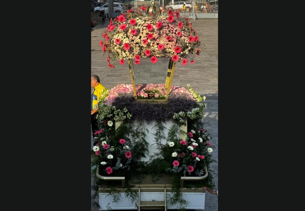 A decoração é marcada por flores em tons de rosa, lilás e branco.