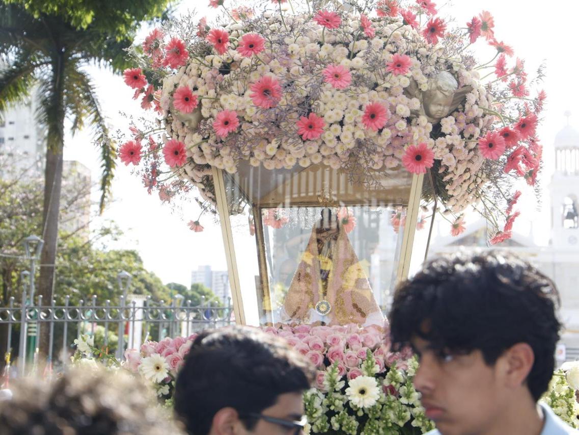 ‘Jardim de fé’: berlinda leva mensagem de acolhimento na Romaria da Acessibilidade e Procissão da Festa.