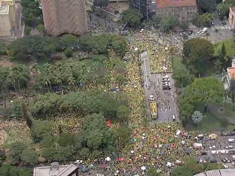 Manifestantes se reúnem em ato em apoio a Flávio Bolsonaro em BH