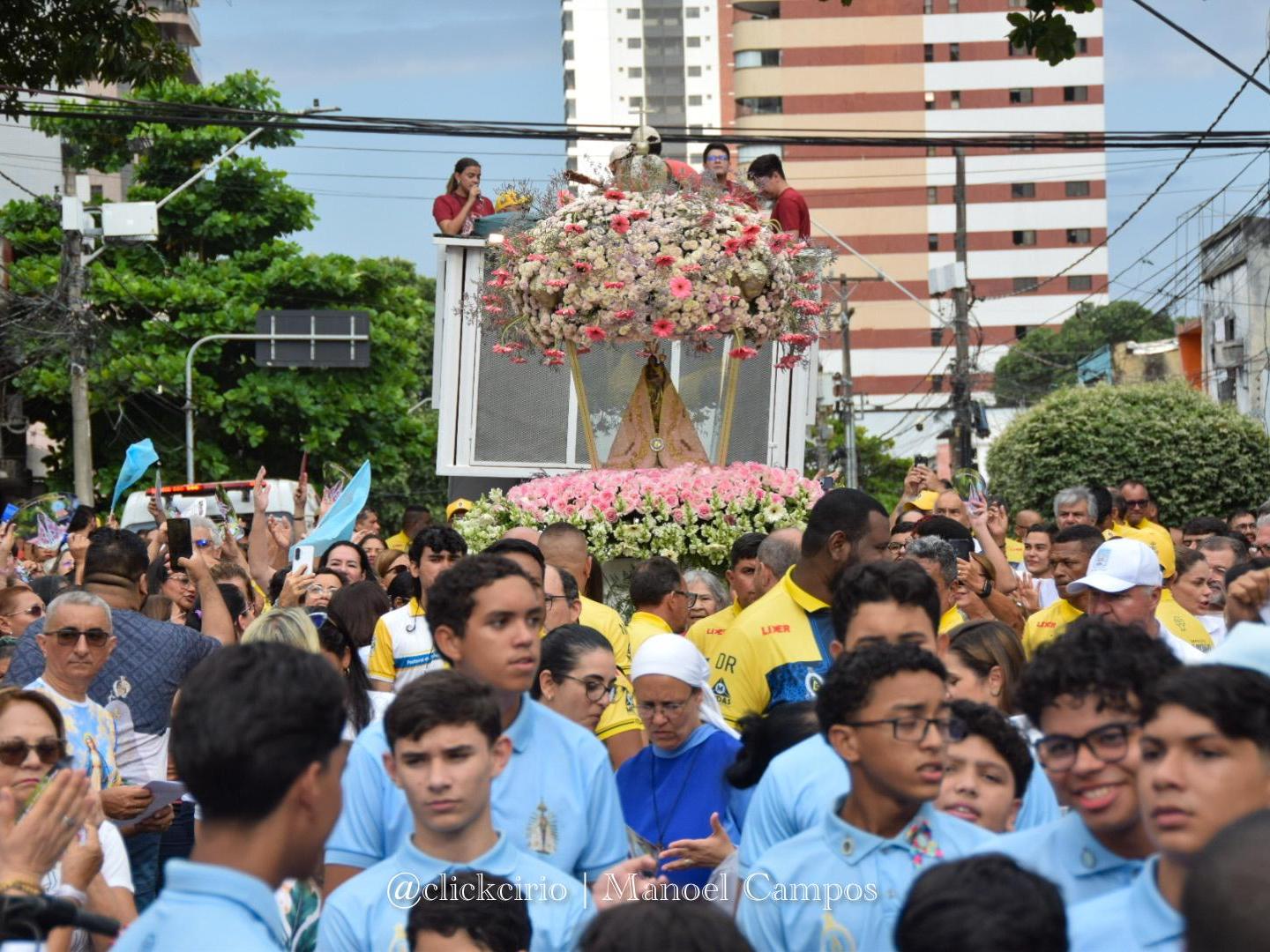 Com o tema ‘Obrigado, Mãe’, a procissão começou por volta das 16h30, com destino à Basílica Santuário em Belém