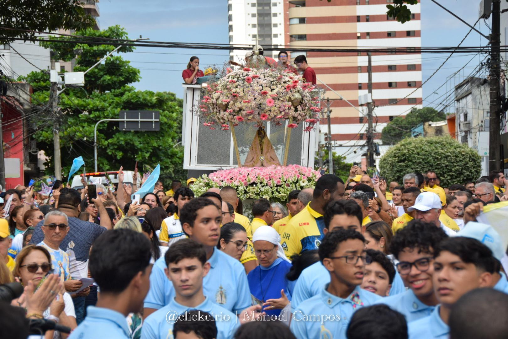 Com o tema ‘Obrigado, Mãe’, a procissão começou por volta das 16h30, com destino à Basílica Santuário em Belém